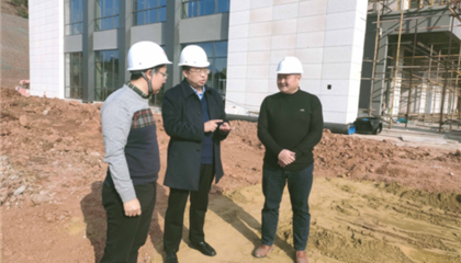 遂寧興業(yè)集團(tuán)黨委副書記、監(jiān)事會主席、工會主席石鎮(zhèn)槐深入遂寧市興學(xué)商務(wù)中心項目、公共衛(wèi)生臨床醫(yī)療中心一期項目進(jìn)行實地巡查